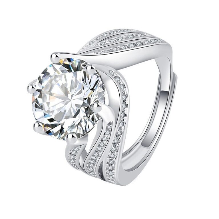 Pigeon Egg Three Worldly Love Ring